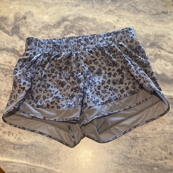 Athleta black & gray abstract flowers print Mesh Racer Run Shorts S - Picture 1 of 8